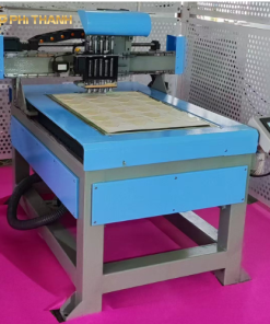 Máy đục lỗ 4 đầu ngành da giày là giải pháp tự động hóa tiên tiến giúp doanh nghiệp nâng cao năng suất, cải thiện chất lượng sản phẩm và tối ưu chi phí sản xuất. Với khả năng đục nhiều vị trí cùng lúc, độ chính xác cao và khả năng gia công đa dạng vật liệu, thiết bị này đáp ứng tốt nhu cầu của các xưởng sản xuất từ quy mô vừa đến các nhà máy lớn. Đầu tư máy đục lỗ CNC 4 đầu không chỉ giúp doanh nghiệp bắt kịp xu hướng sản xuất thông minh mà còn tạo lợi thế cạnh tranh bền vững trên thị trường trong nước và quốc tế.
