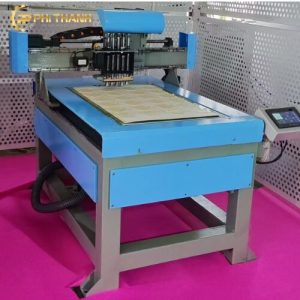 Máy đục lỗ 4 đầu cho ngành giày giúp tạo lỗ nhanh, chính xác, năng suất cao, phù hợp gia công da thật, da tổng hợp, vải và nhiều vật liệu sản xuất giày.
