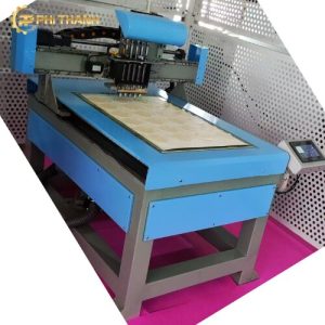 Máy đục lỗ 4 đầu cho ngành giày giúp tạo lỗ nhanh, chính xác, năng suất cao, phù hợp gia công da thật, da tổng hợp, vải và nhiều vật liệu sản xuất giày.