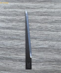 Dao cắt xốp J347 có thiết kế lưỡi dài, mảnh và sắc bén, kích thước 68 x 6,35 mm, độ dày 1 mm, lưỡi cắt 55 mm. Sản phẩm phù hợp gia công xốp, foam, mút và các vật liệu tương tự, đáp ứng nhu cầu cắt chính xác, nhanh chóng và hiệu quả.