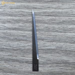 Dao cắt xốp J347 có thiết kế lưỡi dài, mảnh và sắc bén, kích thước 68 x 6,35 mm, độ dày 1 mm, lưỡi cắt 55 mm. Sản phẩm phù hợp gia công xốp, foam, mút và các vật liệu tương tự, đáp ứng nhu cầu cắt chính xác, nhanh chóng và hiệu quả.