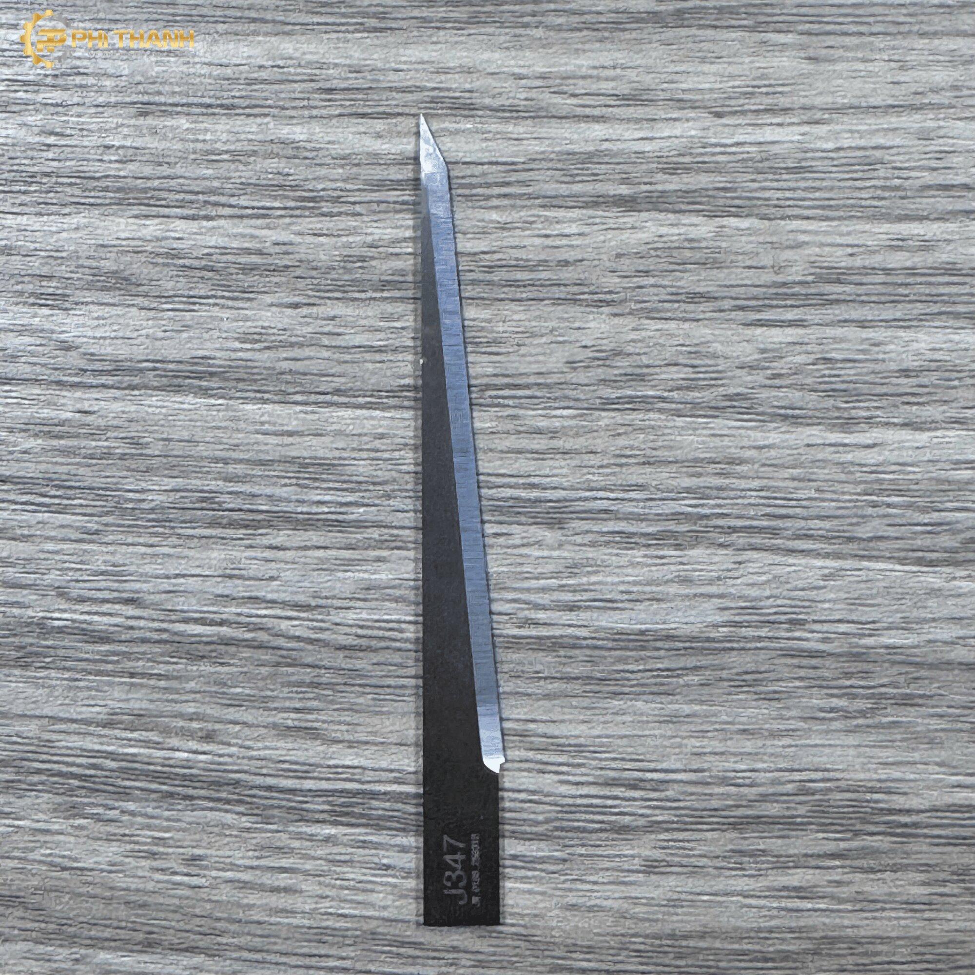Dao cắt xốp J347 có thiết kế lưỡi dài, mảnh và sắc bén, kích thước 68 x 6,35 mm, độ dày 1 mm, lưỡi cắt 55 mm. Sản phẩm phù hợp gia công xốp, foam, mút và các vật liệu tương tự, đáp ứng nhu cầu cắt chính xác, nhanh chóng và hiệu quả.
