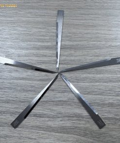 Dao cắt xốp J347 có thiết kế lưỡi dài, mảnh và sắc bén, kích thước 68 x 6,35 mm, độ dày 1 mm, lưỡi cắt 55 mm. Sản phẩm phù hợp gia công xốp, foam, mút và các vật liệu tương tự, đáp ứng nhu cầu cắt chính xác, nhanh chóng và hiệu quả.