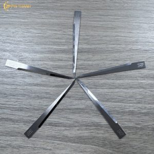 Dao cắt xốp J347 có thiết kế lưỡi dài, mảnh và sắc bén, kích thước 68 x 6,35 mm, độ dày 1 mm, lưỡi cắt 55 mm. Sản phẩm phù hợp gia công xốp, foam, mút và các vật liệu tương tự, đáp ứng nhu cầu cắt chính xác, nhanh chóng và hiệu quả.