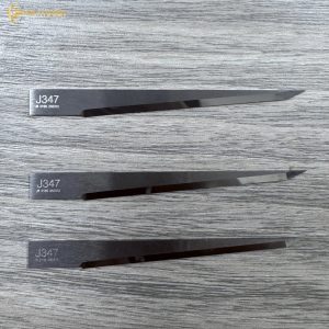 Dao cắt xốp J347 có thiết kế lưỡi dài, mảnh và sắc bén, kích thước 68 x 6,35 mm, độ dày 1 mm, lưỡi cắt 55 mm. Sản phẩm phù hợp gia công xốp, foam, mút và các vật liệu tương tự, đáp ứng nhu cầu cắt chính xác, nhanh chóng và hiệu quả.