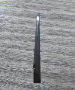 Dao cắt xốp J347 có thiết kế lưỡi dài, mảnh và sắc bén, kích thước 68 x 6,35 mm, độ dày 1 mm, lưỡi cắt 55 mm. Sản phẩm phù hợp gia công xốp, foam, mút và các vật liệu tương tự, đáp ứng nhu cầu cắt chính xác, nhanh chóng và hiệu quả.