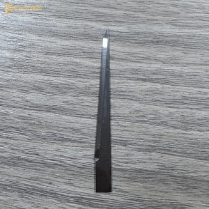 Dao cắt xốp J347 có thiết kế lưỡi dài, mảnh và sắc bén, kích thước 68 x 6,35 mm, độ dày 1 mm, lưỡi cắt 55 mm. Sản phẩm phù hợp gia công xốp, foam, mút và các vật liệu tương tự, đáp ứng nhu cầu cắt chính xác, nhanh chóng và hiệu quả.