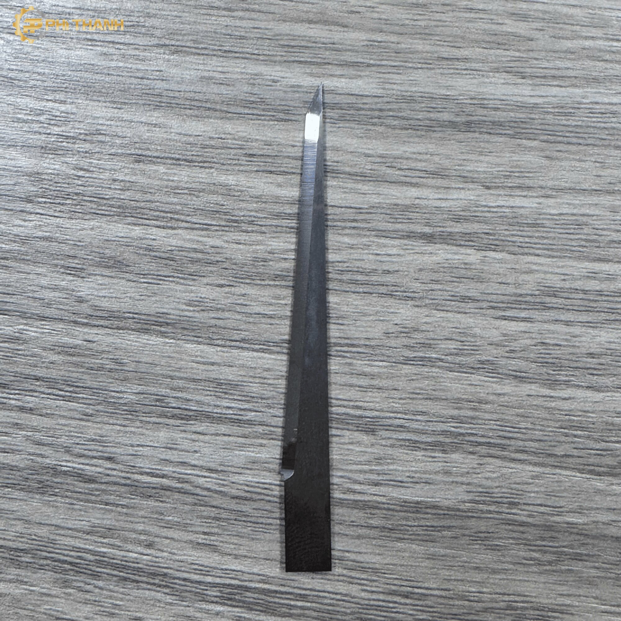 Dao cắt xốp J347 có thiết kế lưỡi dài, mảnh và sắc bén, kích thước 68 x 6,35 mm, độ dày 1 mm, lưỡi cắt 55 mm. Sản phẩm phù hợp gia công xốp, foam, mút và các vật liệu tương tự, đáp ứng nhu cầu cắt chính xác, nhanh chóng và hiệu quả.