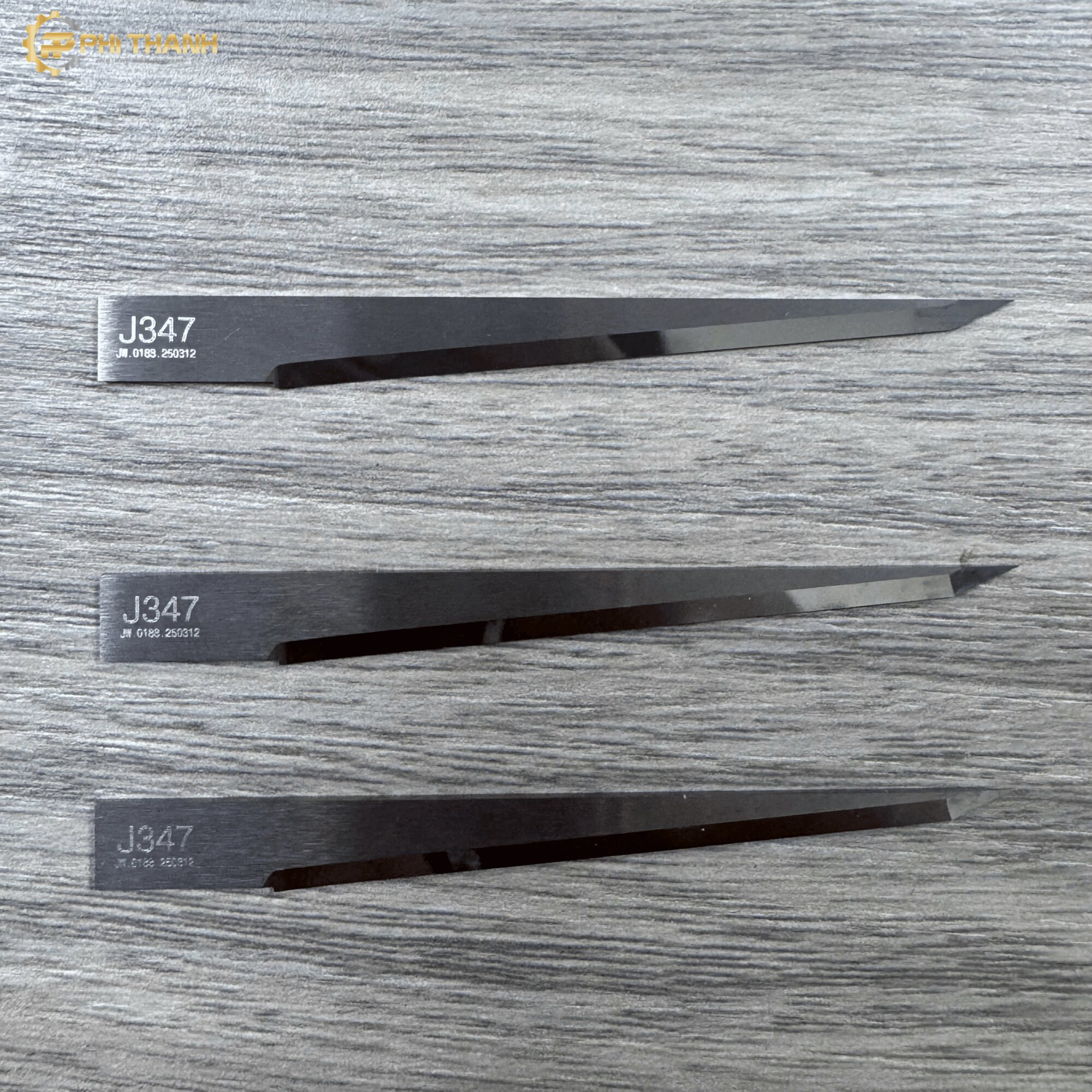 Dao cắt xốp J347 có thiết kế lưỡi dài, mảnh và sắc bén, kích thước 68 x 6,35 mm, độ dày 1 mm, lưỡi cắt 55 mm. Sản phẩm phù hợp gia công xốp, foam, mút và các vật liệu tương tự, đáp ứng nhu cầu cắt chính xác, nhanh chóng và hiệu quả.