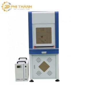 Máy khắc laser UV 355nm là giải pháp đánh dấu sản phẩm có độ chính xác cao, sử dụng tia laser tử ngoại để tạo logo, mã QR, mã vạch, số seri và ký hiệu trên nhiều loại vật liệu. Với ưu điểm vùng tác động nhiệt nhỏ, đường khắc sắc nét và khả năng xử lý các chi tiết nhỏ, máy khắc laser UV được ứng dụng rộng rãi trong ngành điện tử, nhựa, kính, bao bì, linh kiện và sản xuất công nghiệp.