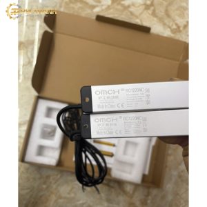 Cảm biến quang học OMCH RG1220NC 12 tia, khoảng cách tia 20mm, điện áp 12–24VDC, thiết bị tạo ra nhiều tia quang học song song để hình thành một vùng giám sát. Khi vật thể đi vào và làm gián đoạn tia quang, cảm biến có thể gửi tín hiệu đến hệ thống điều khiển để thực hiện chức năng đã được thiết lập. Dùng kiểm tra vùng an toàn cho máy móc công nghiệp, giúp nâng cao an toàn lao động.