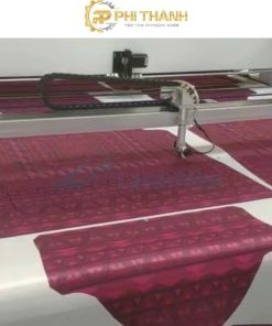 Máy đang cắt vật liệu