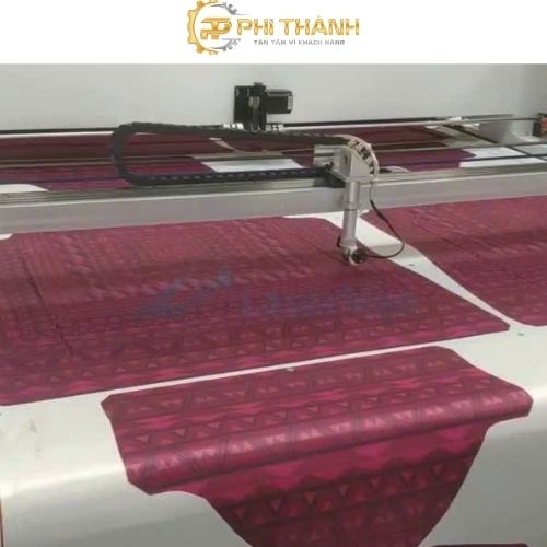 Máy đang cắt vật liệu