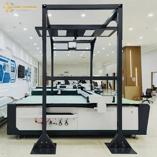Máy cắt dao CNC 1625 cắt vải, da, foam, PVC, EVA chính xác, nhanh và ổn định. Phù hợp may mặc, giày da, sofa, ô tô, bao bì và quảng cáo