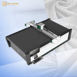 Máy cắt dao CNC 1625 cắt vải, da, foam, PVC, EVA chính xác, nhanh và ổn định. Phù hợp may mặc, giày da, sofa, ô tô, bao bì và quảng cáo
