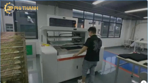 Máy chấm keo silicon tự động cho ngành may mặc, giày dép, da và túi xách. Chấm keo chính xác, tiết kiệm keo, tăng năng suất sản xuất.