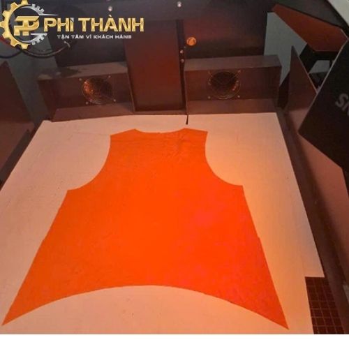 Máy đang cắt vật liệu
