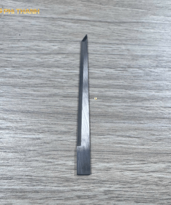 Dao 80x6x1.5mm là loại lưỡi dao chuyên dụng dùng cho máy cắt CNC tự động, được ứng dụng trong ngành may mặc, da giày, sofa, nệm và nhiều lĩnh vực gia công vật liệu mềm. Phù hợp với nhiều loại đầu dao CNC.