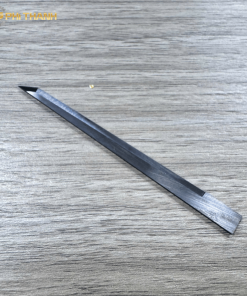 Dao 80x6x1.5mm là loại lưỡi dao chuyên dụng dùng cho máy cắt CNC tự động, được ứng dụng trong ngành may mặc, da giày, sofa, nệm và nhiều lĩnh vực gia công vật liệu mềm. Phù hợp với nhiều loại đầu dao CNC.