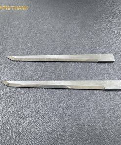 Dao 80x6x1.5mm là loại lưỡi dao chuyên dụng dùng cho máy cắt CNC tự động, được ứng dụng trong ngành may mặc, da giày, sofa, nệm và nhiều lĩnh vực gia công vật liệu mềm. Phù hợp với nhiều loại đầu dao CNC.