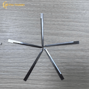 Dao 80x6x1.5mm là loại lưỡi dao chuyên dụng dùng cho máy cắt CNC tự động, được ứng dụng trong ngành may mặc, da giày, sofa, nệm và nhiều lĩnh vực gia công vật liệu mềm. Phù hợp với nhiều loại đầu dao CNC.