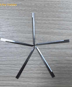 Dao 80x6x1.5mm là loại lưỡi dao chuyên dụng dùng cho máy cắt CNC tự động, được ứng dụng trong ngành may mặc, da giày, sofa, nệm và nhiều lĩnh vực gia công vật liệu mềm. Phù hợp với nhiều loại đầu dao CNC.