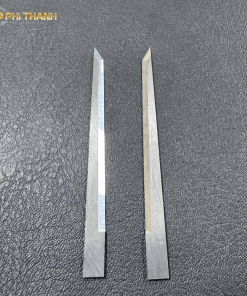 Dao 80x6x1.5mm là loại lưỡi dao chuyên dụng dùng cho máy cắt CNC tự động, được ứng dụng trong ngành may mặc, da giày, sofa, nệm và nhiều lĩnh vực gia công vật liệu mềm. Phù hợp với nhiều loại đầu dao CNC.