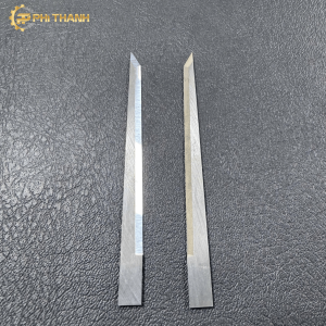 Dao 80x6x1.5mm là loại lưỡi dao chuyên dụng dùng cho máy cắt CNC tự động, được ứng dụng trong ngành may mặc, da giày, sofa, nệm và nhiều lĩnh vực gia công vật liệu mềm. Phù hợp với nhiều loại đầu dao CNC.