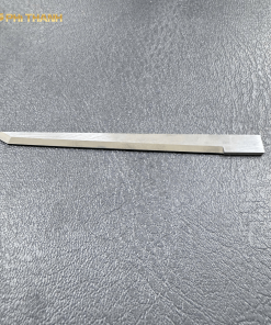 Dao 80x6x1.5mm là loại lưỡi dao chuyên dụng dùng cho máy cắt CNC tự động, được ứng dụng trong ngành may mặc, da giày, sofa, nệm và nhiều lĩnh vực gia công vật liệu mềm. Phù hợp với nhiều loại đầu dao CNC.