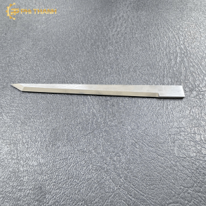 Dao 80x6x1.5mm là loại lưỡi dao chuyên dụng dùng cho máy cắt CNC tự động, được ứng dụng trong ngành may mặc, da giày, sofa, nệm và nhiều lĩnh vực gia công vật liệu mềm. Phù hợp với nhiều loại đầu dao CNC.